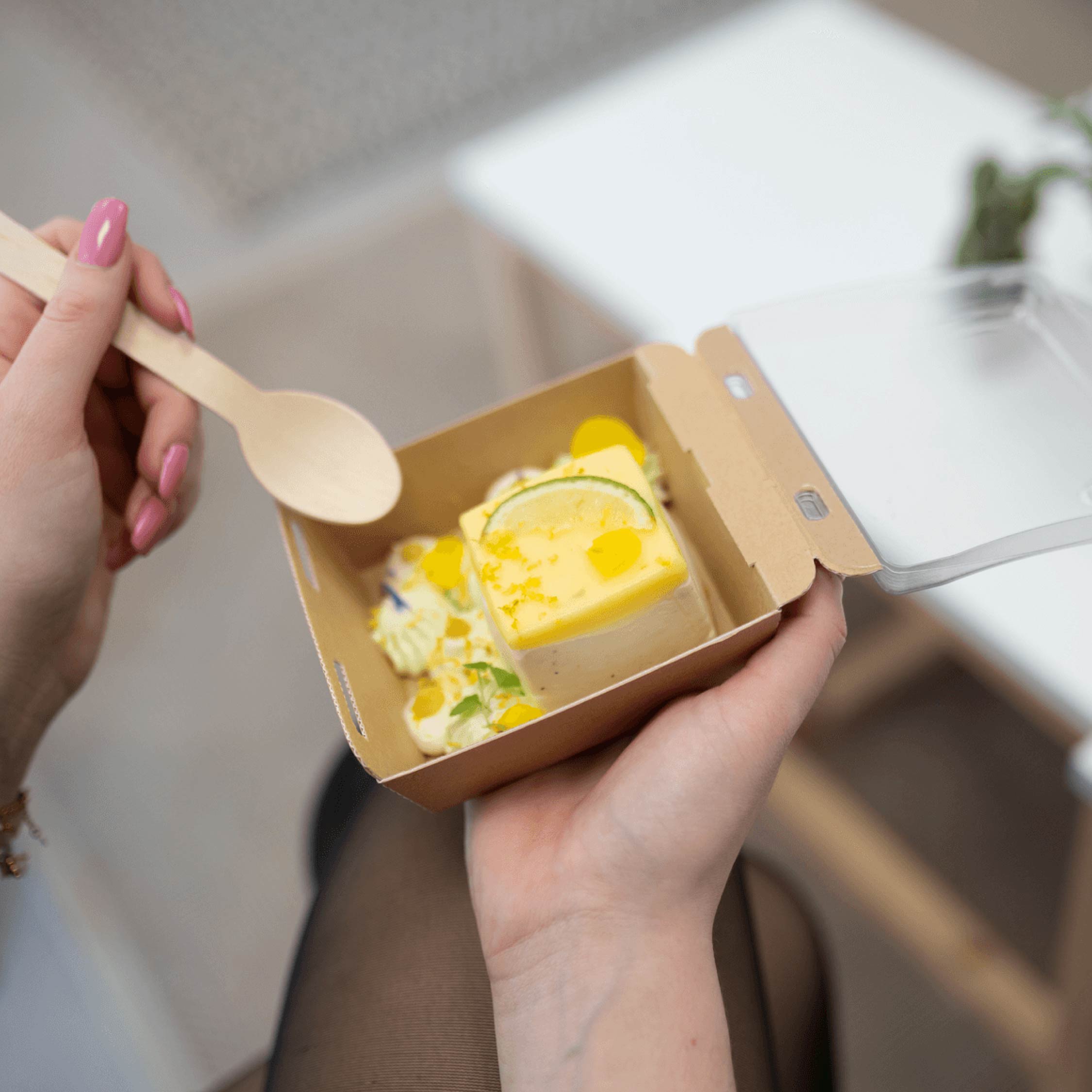 femme-qui mange un dessert dans une barquette équilibre