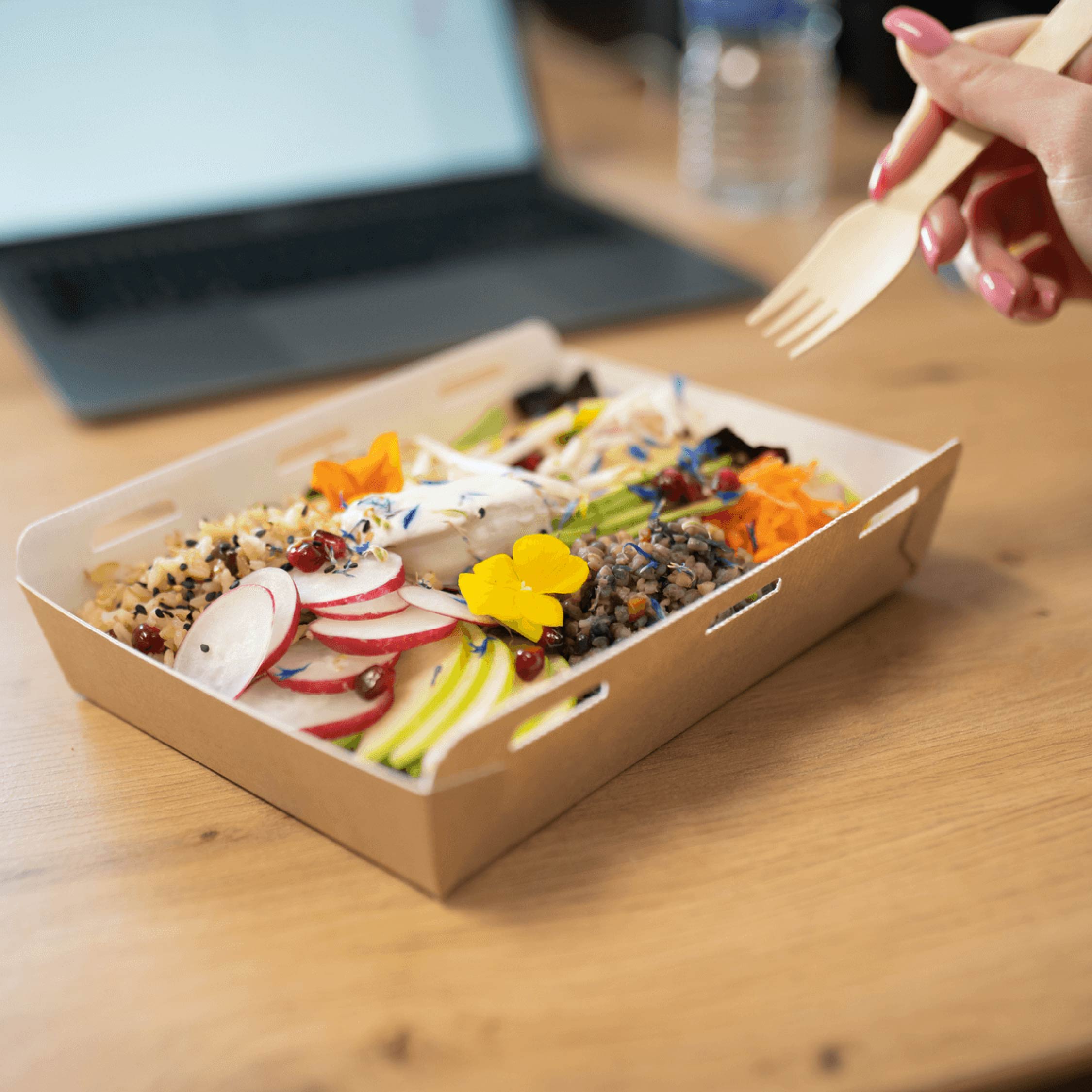 femme qui mange une salade dans une barquette équilibre